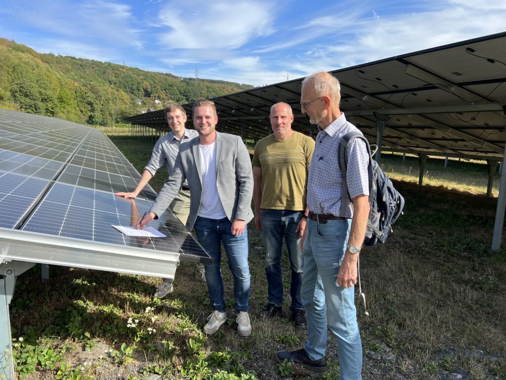 Heimischer Bundestagsabgeordneter Martin Diedenhofen besichtigt Solarpark im Landkreis Altenkirchen