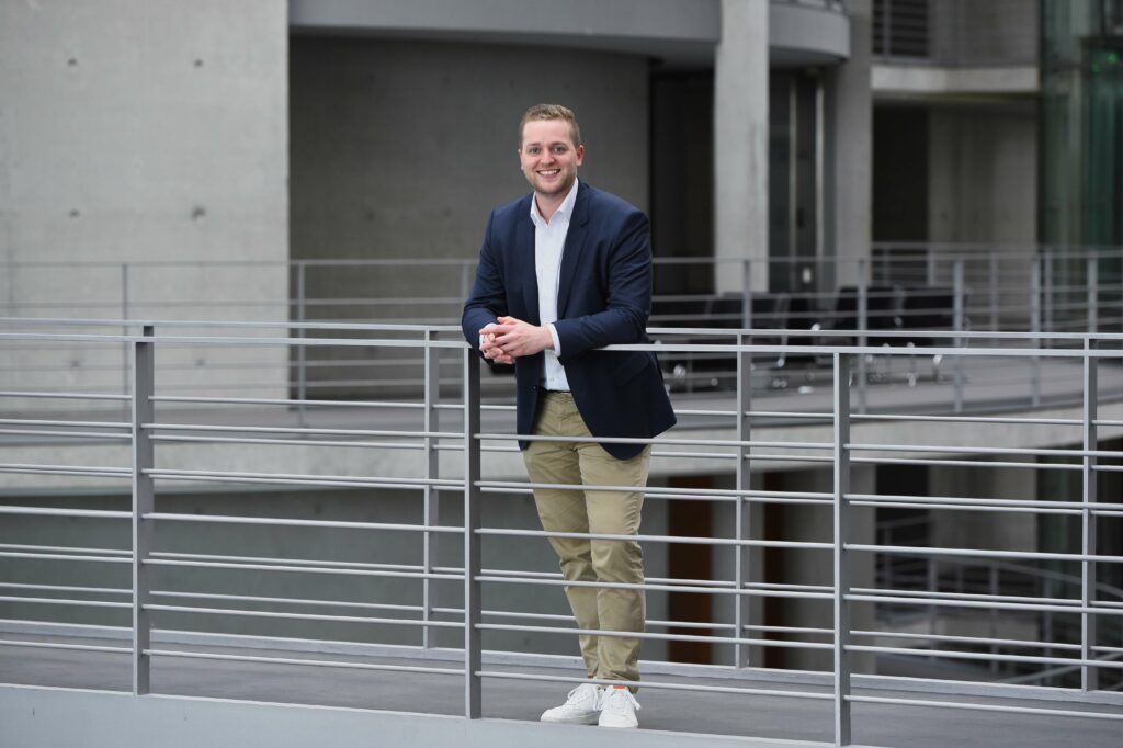 Bundestagsabgeordneter Diedenhofen gratuliert Wiedtal-Gymnasium in Neustadt zum Energiesparmeister-Titel und wirbt für weitere Unterstützung